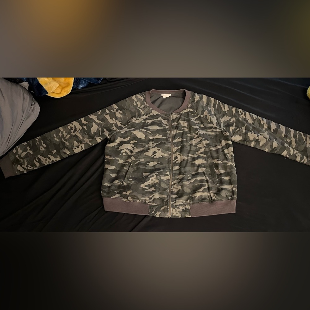 Women’s beachlunchlounge camo bomber with pockets & brass color zipper in XXL